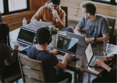 Equipe da Lozcont Contabilidade prestando serviços contábeis